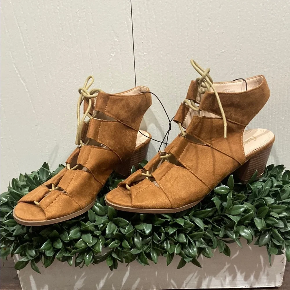 Chase + Chloe Tan Gladiator Tie Up Sandals with Block Heel Size 9 NWT